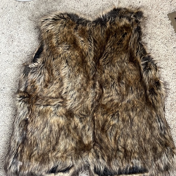 TCEC Faux fur vest - Picture 2 of 3